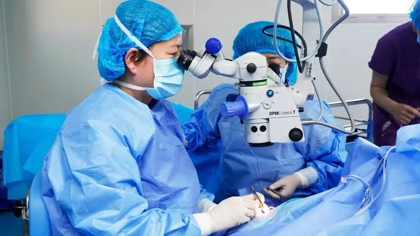 包頭市眼科醫院醫生正在為患者進行手術。 包頭市融媒體中心攝影記者 李強 攝
