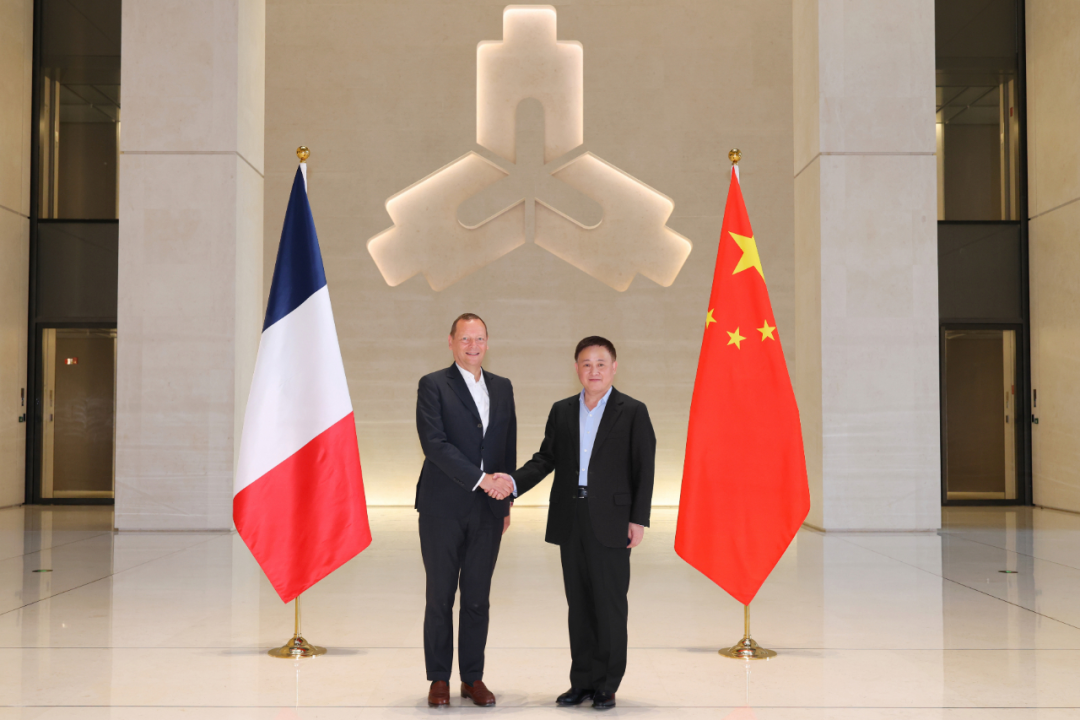 中国人民银行行长潘功胜会见法国总统外事顾问博纳