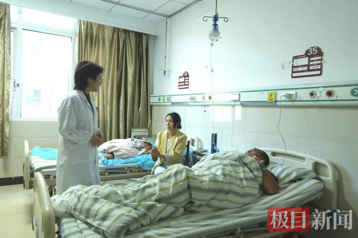 醫院工作人員與吉耀仲夫婦交流