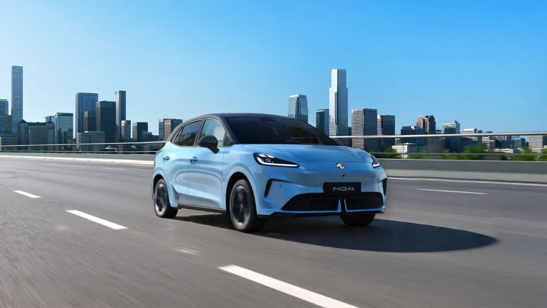 MG4半年就改款，零跑性能小钢炮上市，10万级纯电两厢车这么卷？