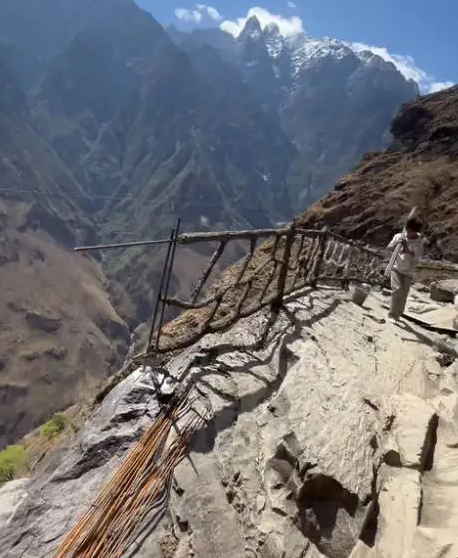 山河+关注丨“李现同款”虎跳峡网红徒步路线加装护栏引热议
