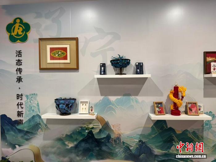 張薇薇參加「多彩非遺 天遼地寧」遼寧省殘疾人非遺文創作品展時展出的作品。受訪者供圖