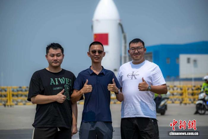 王禹博(右)和李東恒(左)在海南商業航天發射場參觀。王禹博供圖