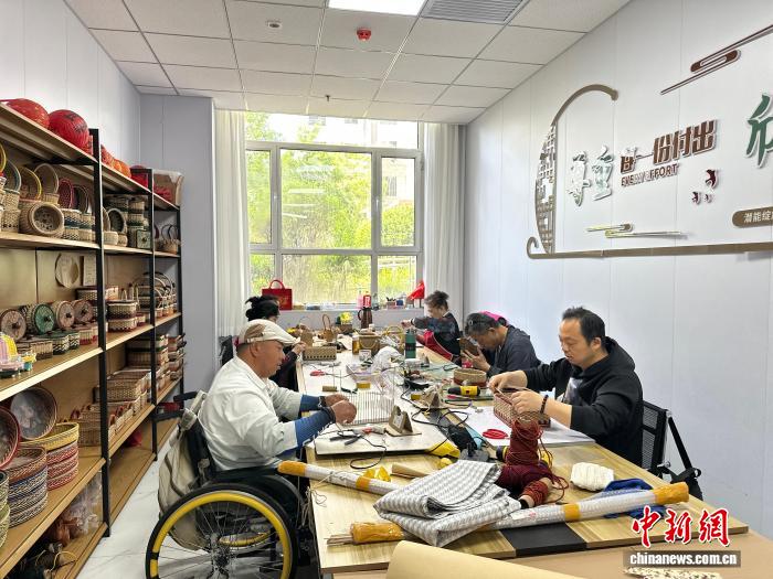 圖為就業工坊內，殘障人士正在進行手工編織工作。楊娜 攝