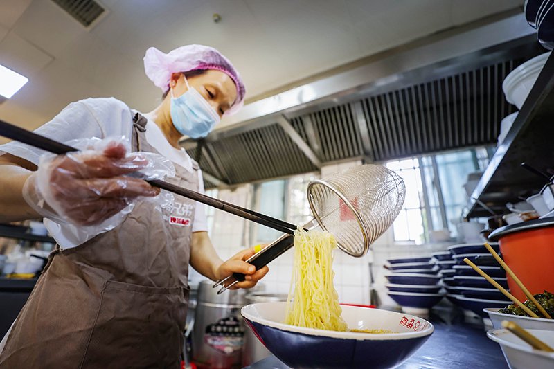 店員正製作燙麵小吃。馮樹風攝
