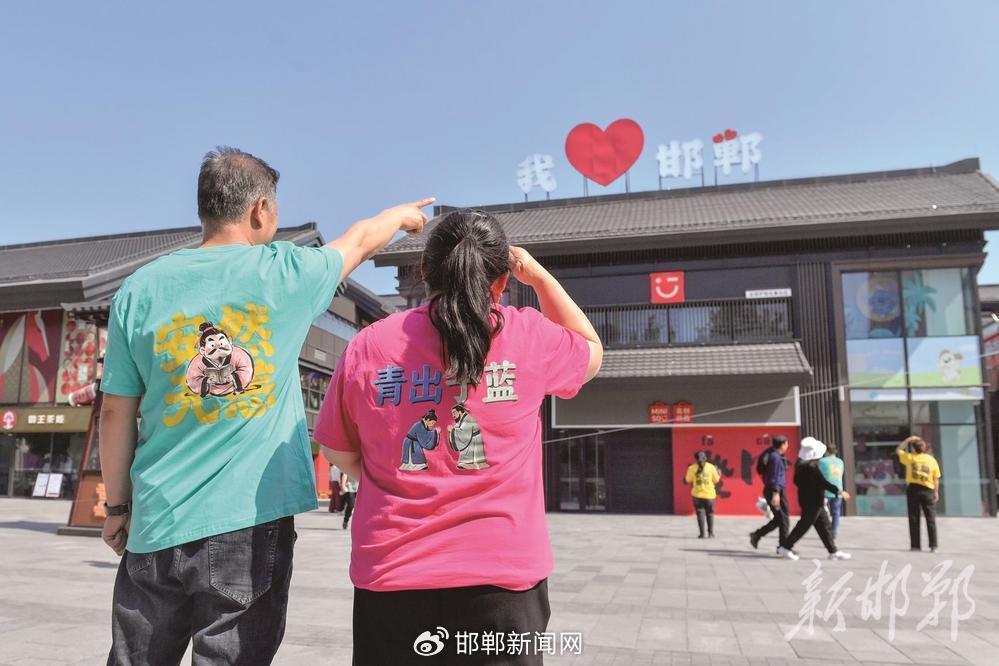 “00后”设计师： 让成语靓衫“穿”行天下