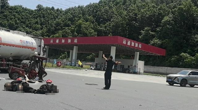 秒切交通“疏导员”当起医护“急救员” 陕西商南这个休假民警不简单
