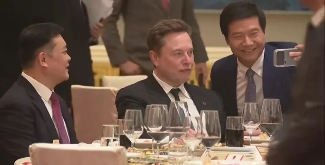 雷军主动搭讪马斯克求合影