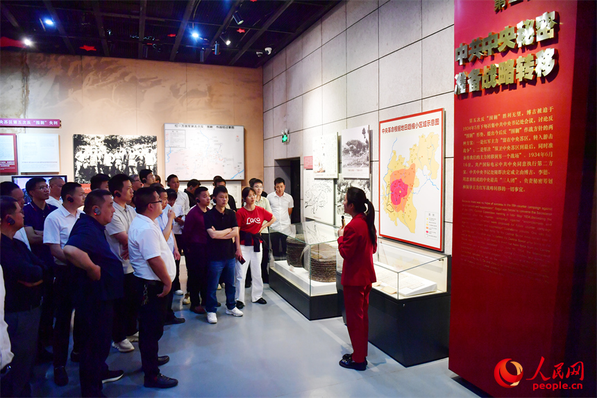 中央紅軍長征出發紀念館內，講解員為遊客講述紅軍長征故事。人民網記者 時雨攝