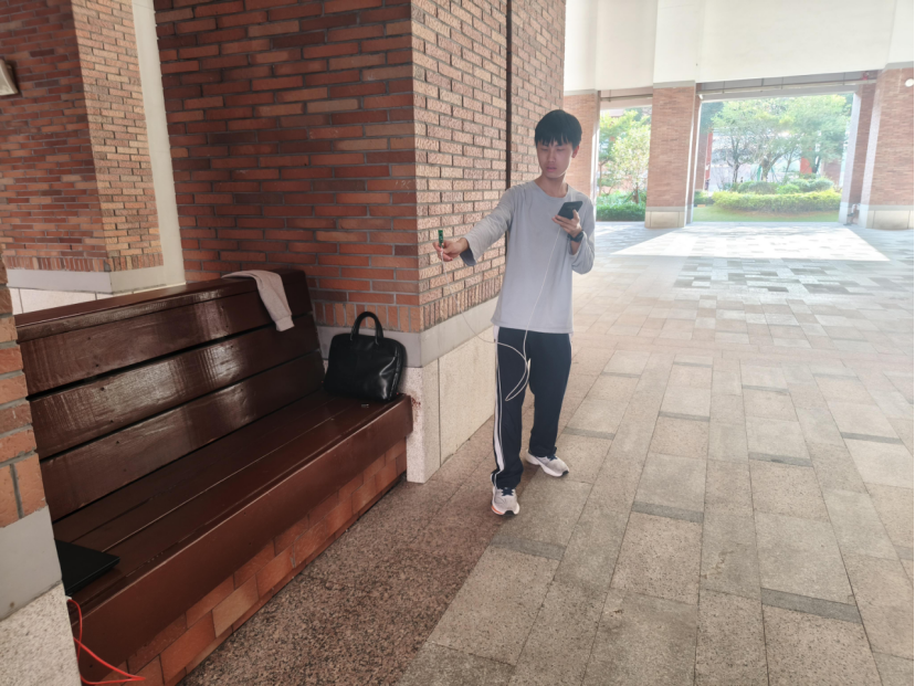 图：卢烨威正在试验部署设备