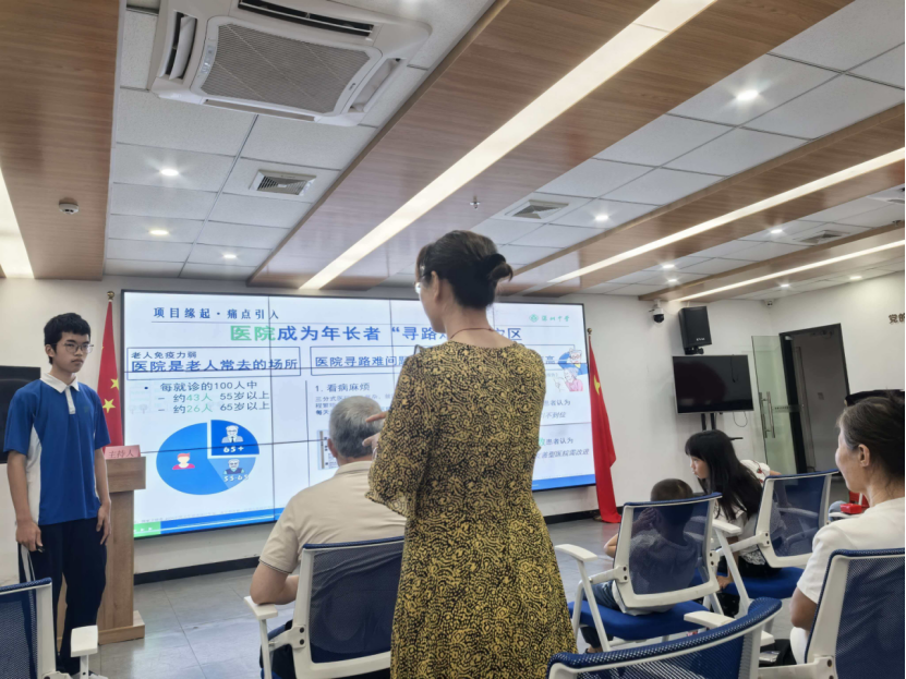 图：医路通社区宣讲中，老年居民向卢永隽分享想法