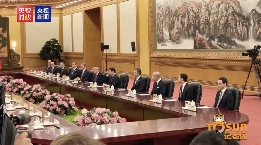 马斯克回复“360度转圈拍摄人民大会堂”！会谈结束后，黄仁勋点赞，马斯克说“好事正在发生”，库克比了个“耶”