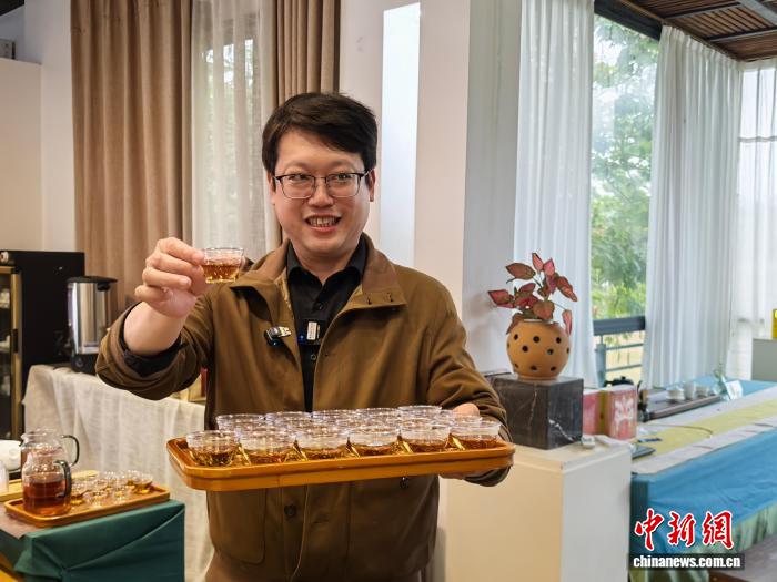 2026年3月，廣東清遠，台商張嘉倫帶著遊客品嚐英德紅茶。記者 張璐 攝