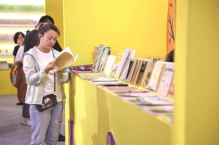 觀展者在現場閱讀書籍。 新華社發