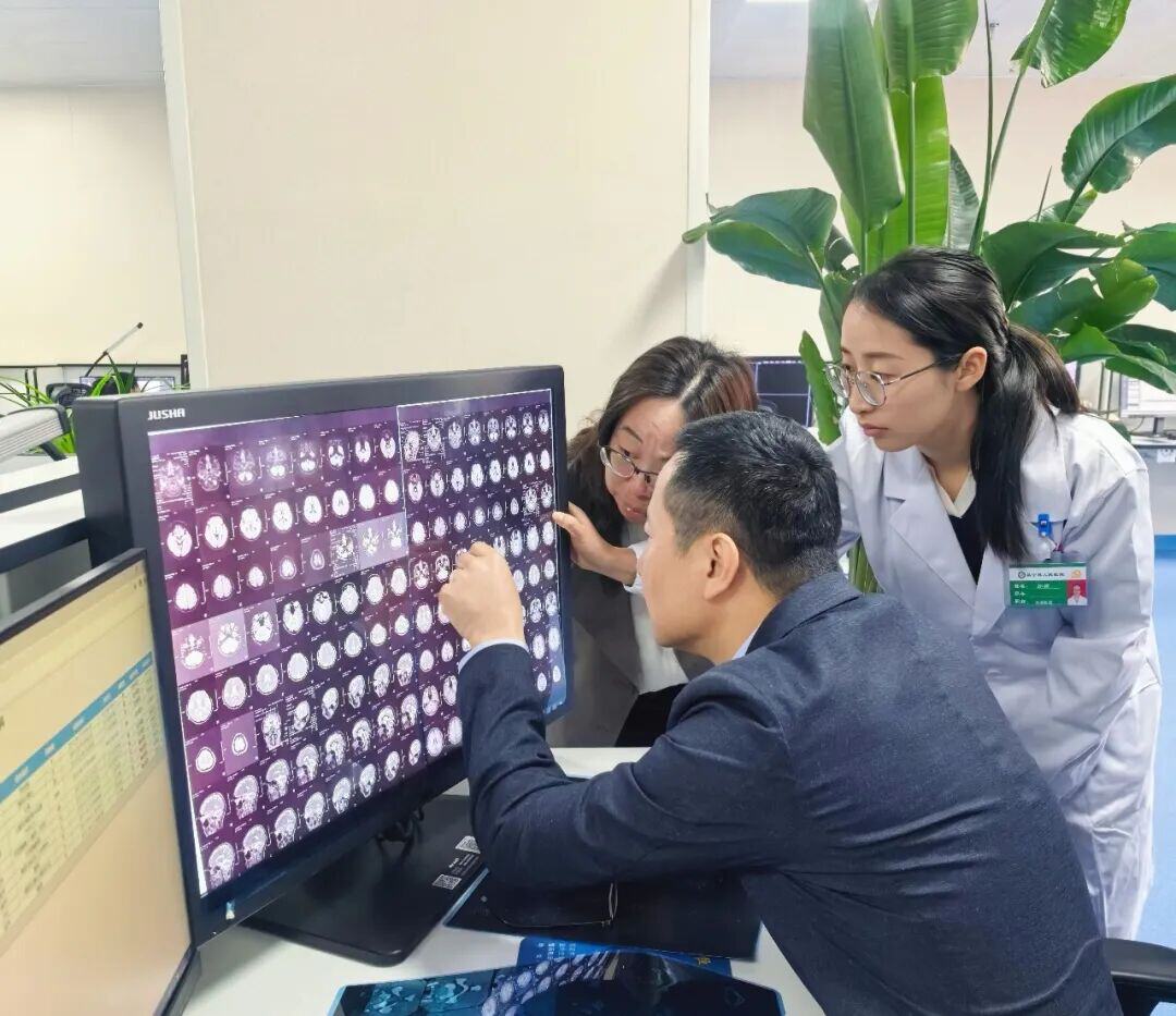 上海專家在醫學影像科現場指導閱片。 昌寧縣衛生健康局 供圖