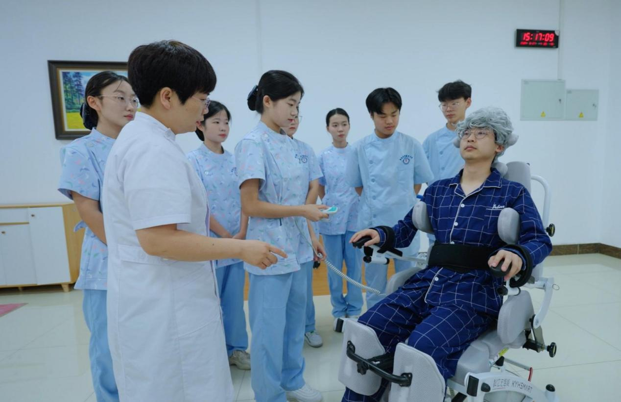 濟南護理職業學院實訓課上，教師正在指導學生開展老年照護實操訓練。濟南護理職業學院供圖