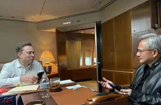 马斯克、黄仁勋“空军一号”上画面曝光