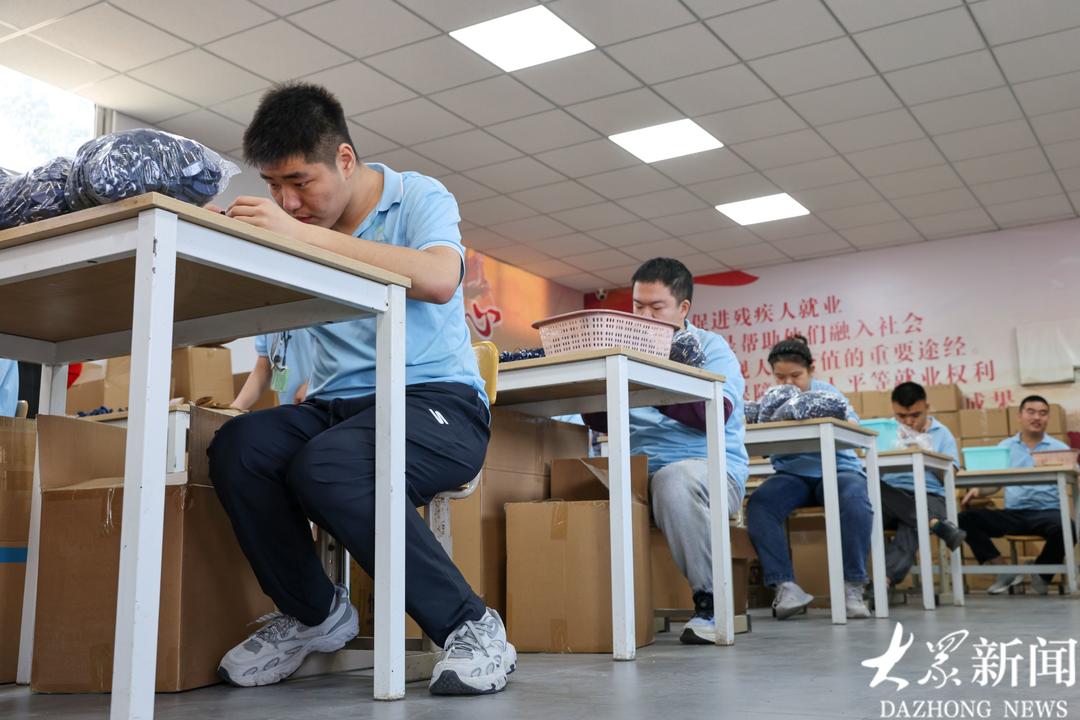 手工包裝工作室內，大家排座整齊，分頭忙著自己的工作，這個崗位採用計件薪酬製，工作量多的每月可以收入兩千多元。
