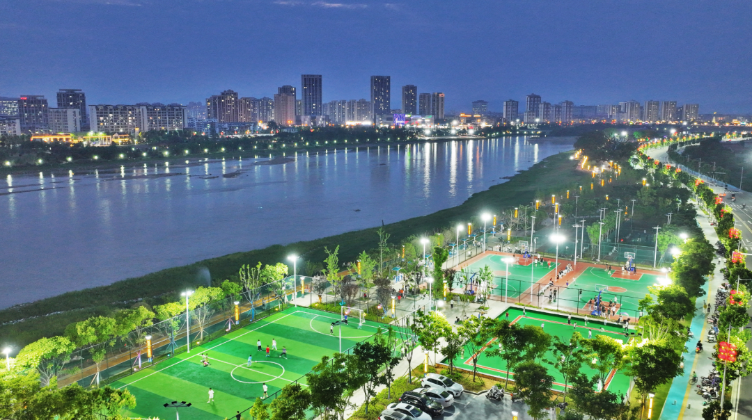 2025年5月，江西基恩市永豐縣，人們在恩江河畔休閑運動。圖/視覺中國