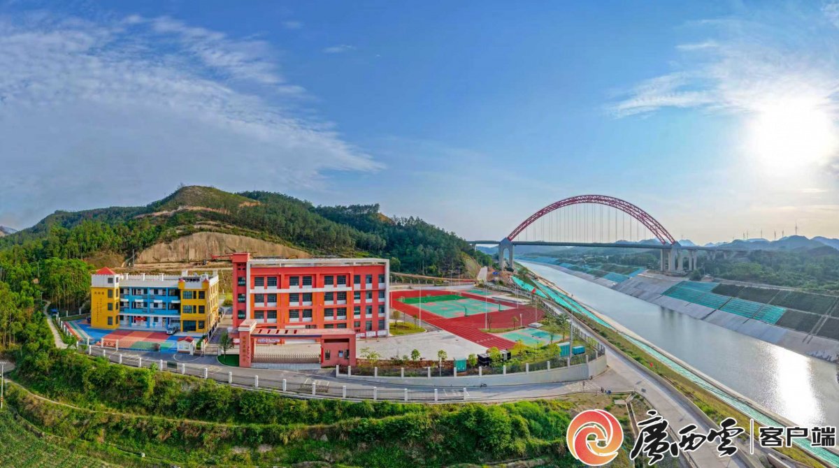 靈山縣舊州鎮運河石橋小學投入使用，運河在一旁靜靜流過。廣西雲-廣西日報記者 周軍 攝