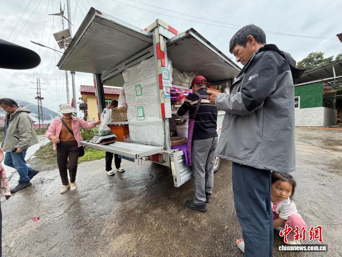 圖為顧客在「袖珍超市」選購商品。王臨梓 攝 
