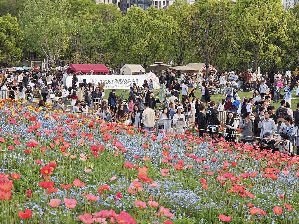 2026年4月19日，上海，2026上海國際花卉節「卉聚前灘里」主題展區遊人如織。視覺中國 圖