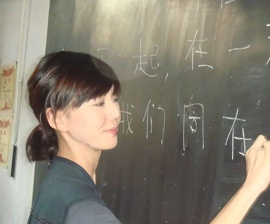 网友修复二手CCD相机损坏的内存卡，意外解锁18年前孙燕姿汶川地震后赈灾照片，还有蔡健雅、信、林志炫等