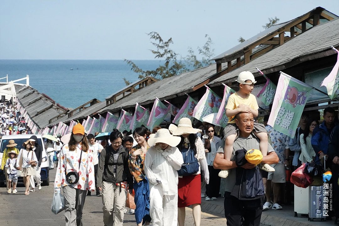 潿洲島遊客登島遊玩。圖自「潿洲島旅遊」官方微信公眾號