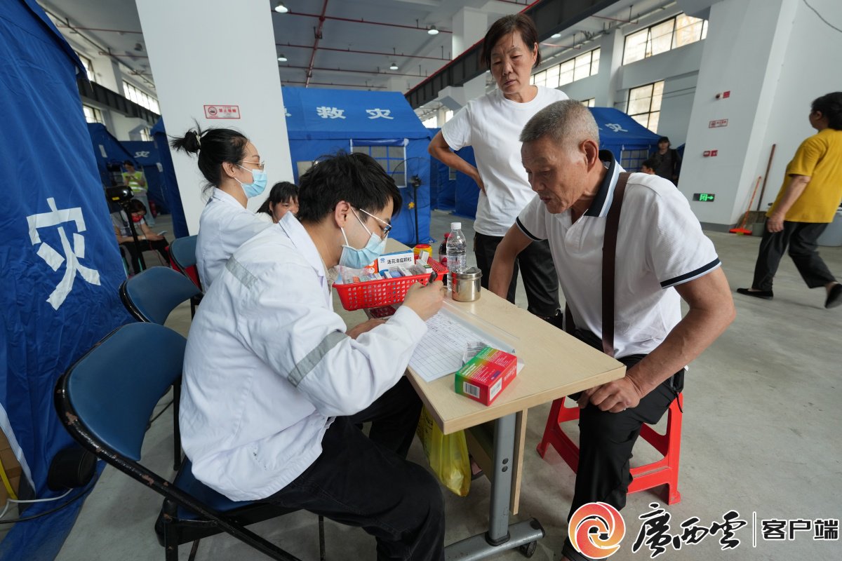 圖為柳江區人民醫院急診科醫師勞家俊，正細心詢問著69歲權新民的牙疼情況。記者 唐紹怡 攝