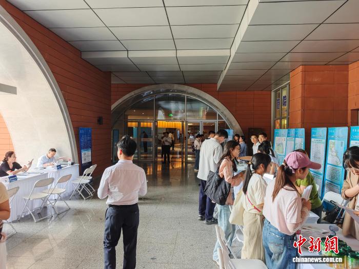 活動現場，浙江大學學生諮詢就業崗位。傅飛揚 攝