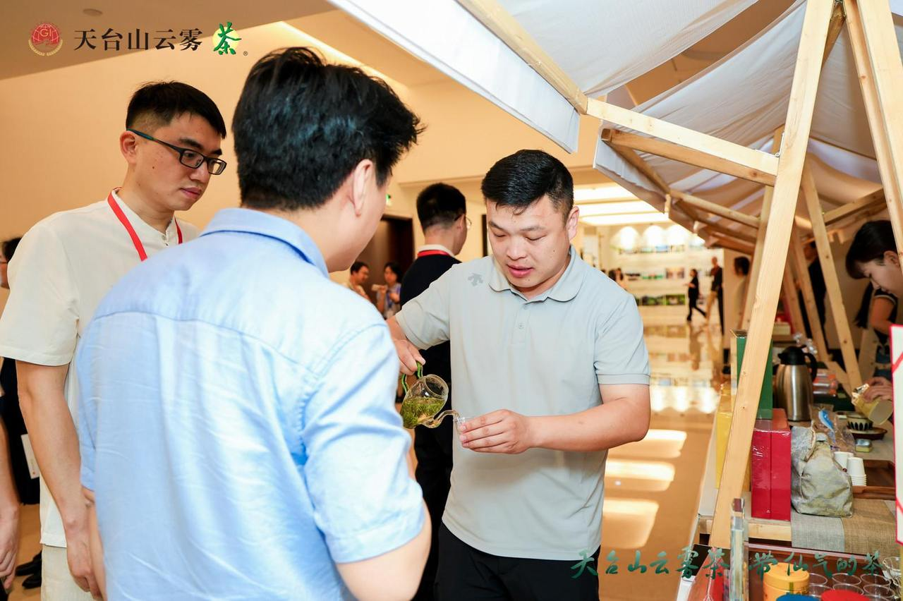 与会嘉宾品鉴云雾茶 图源主办方