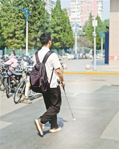 带领团队研发智能盲杖，一名视障研究生用代码解困“最后十米”