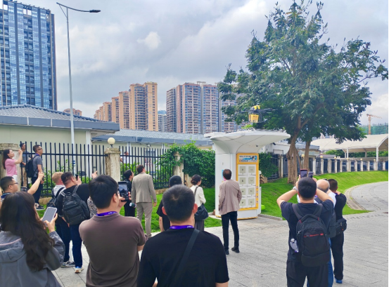 ▲深圳街头，美团无人机正在配送外卖（张昕 摄影）