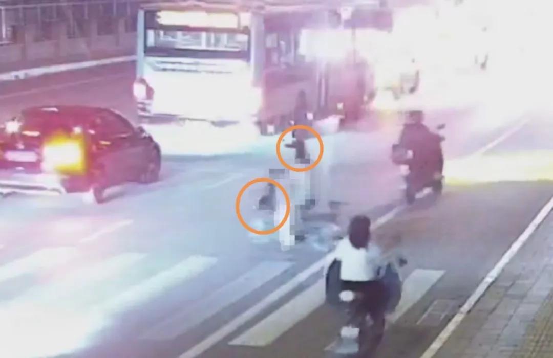 北京昌平，一电动车骑车人与大客车碰撞不幸身亡！事故发生时，他的头盔放在车筐里……