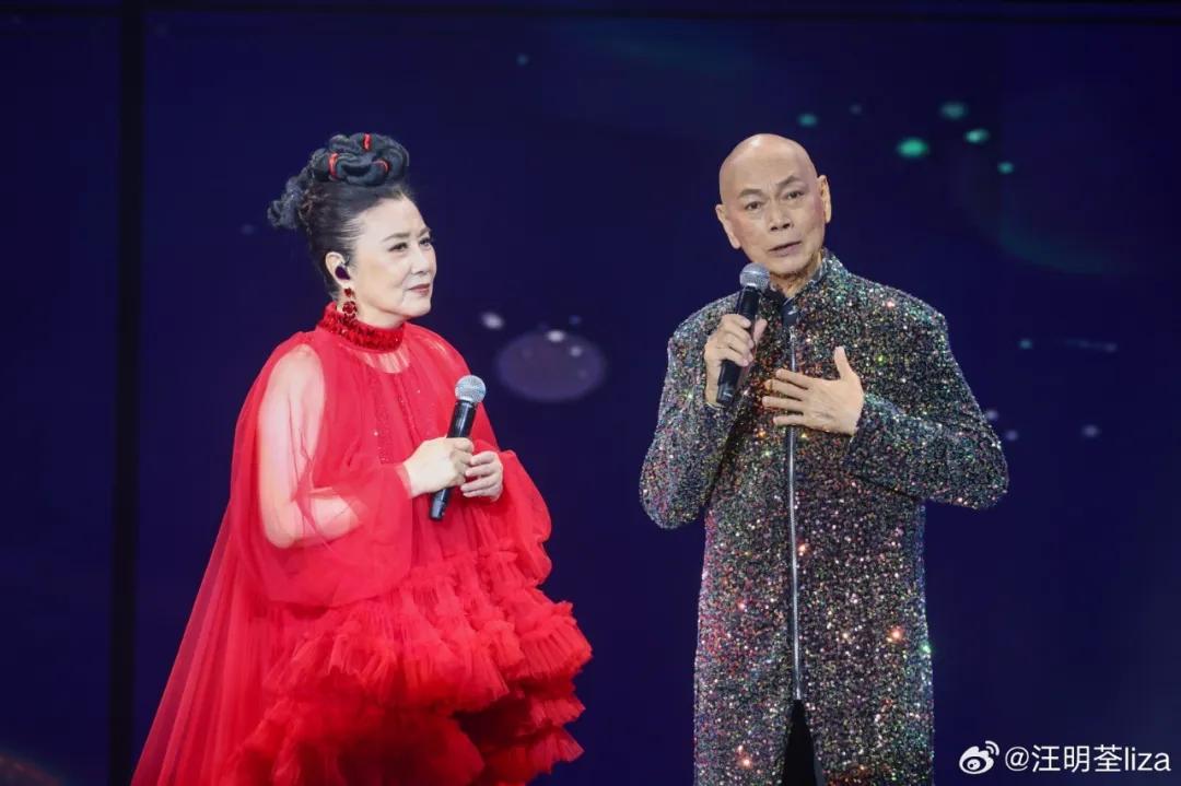 罗家英曝太太汪明荃的房子30年来曾被盗窃3次：钻石、手镯、项链等五六百万财物被盗，盗贼专挑她出席活动时犯案，现在都买假的