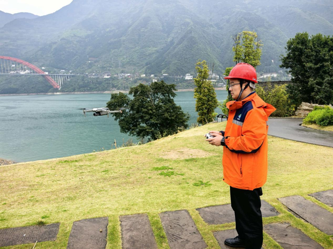 4月2日，重庆市地矿局208地质队巫山县驻守地质工程师陈隆刚操作无人机对危岩点位进行巡查。新华网发