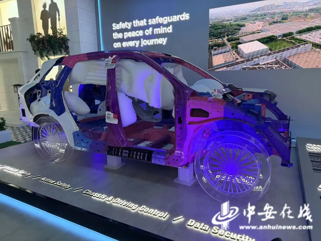 在奇瑞，是什么让外媒记者集体“上头”？不是新车，而是能读脑电波的“墨甲”机器人
