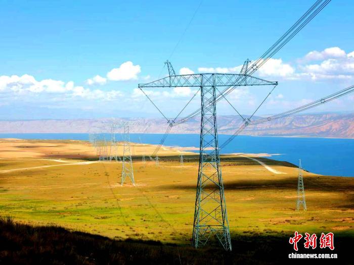 圖為坐落在青海省海南州龍羊峽畔的±800千伏青豫特高壓直流輸電線路。謝莉蓉攝