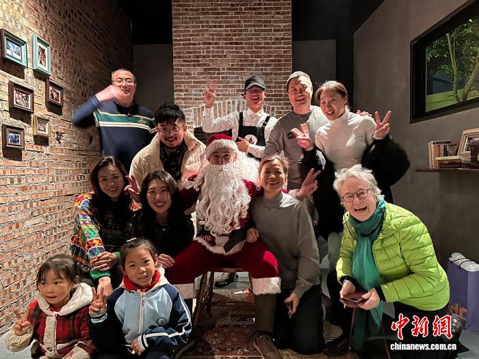 2024年12月，戴偉和路易絲與朋友和客人在「加拿大媽媽菜」餐廳過聖誕節。(受訪者供圖)