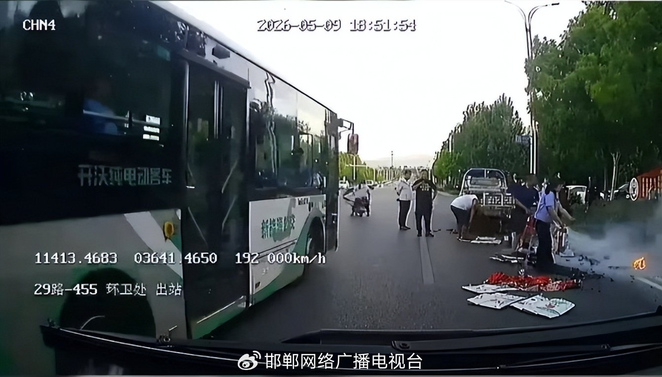 武安公交司机秒变“救火员”