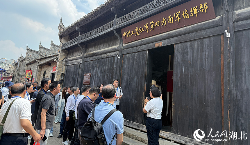 遊客參觀中國工農紅軍第四方面軍指揮部舊址。人民網記者 周恬攝