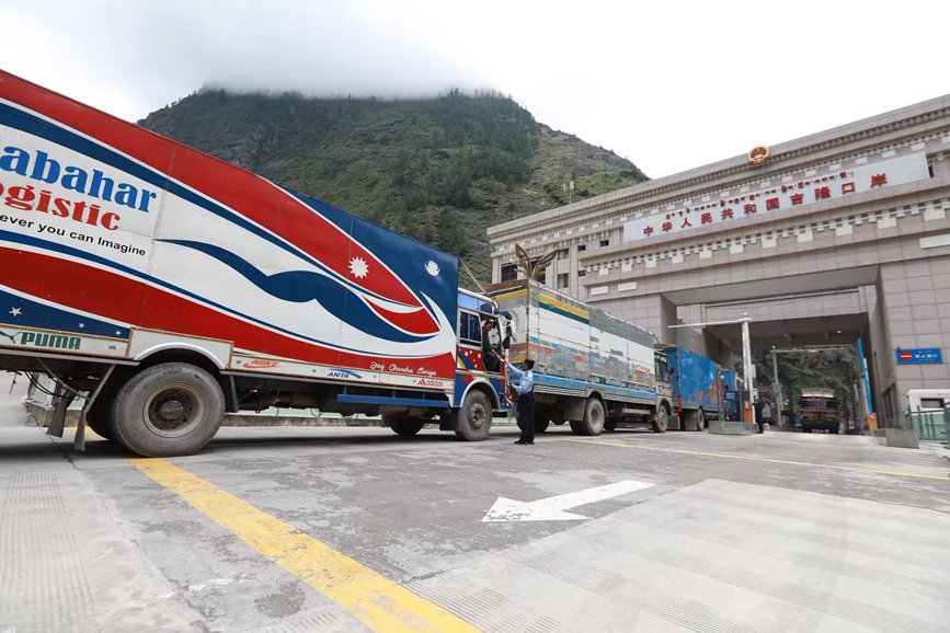 在日喀則市吉隆口岸等待通關的貨車。肖富貴攝