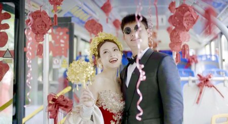 医护情侣把婚礼搬上公交车