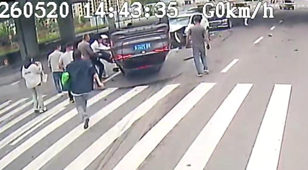 私家车侧翻！青岛公交司机与乘客合力救人