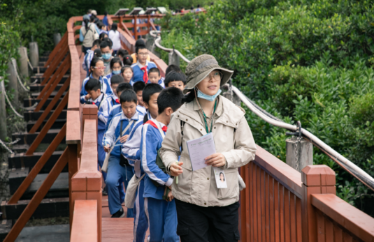 孩子们在志愿者带领下学习自然知识