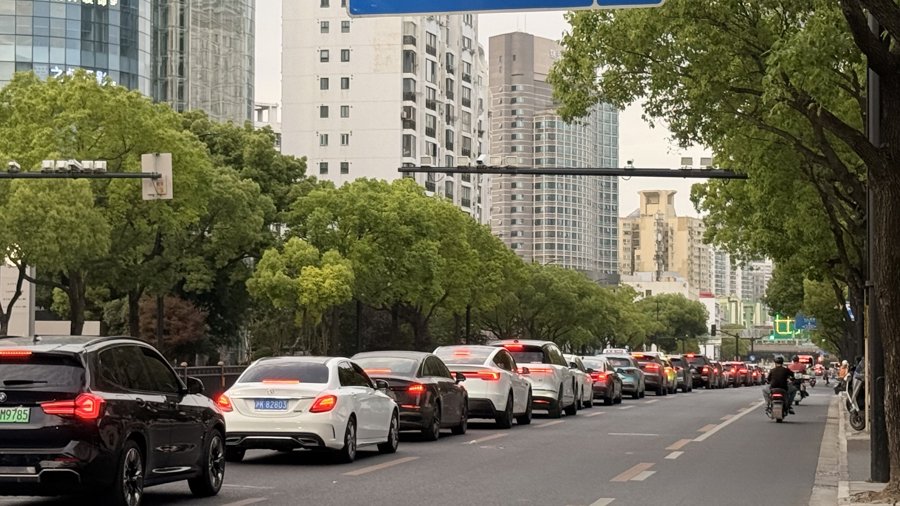 一边排长龙，一边空荡荡，人大代表：公交专用道能否优化