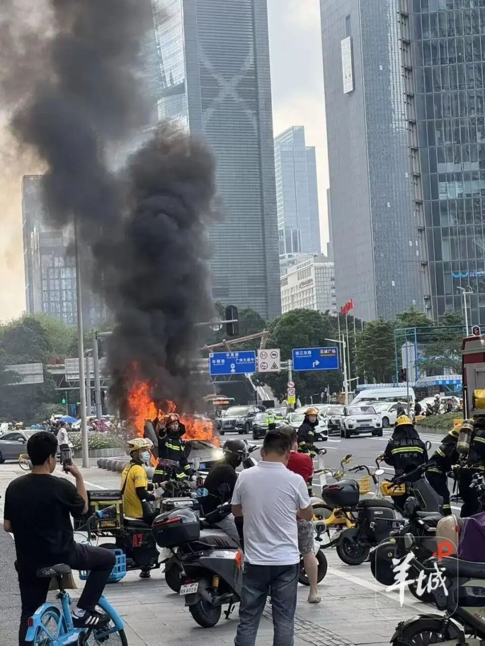 广州一辆兰博基尼起火，现场浓烟滚滚，目击者称：有几次燃爆声音