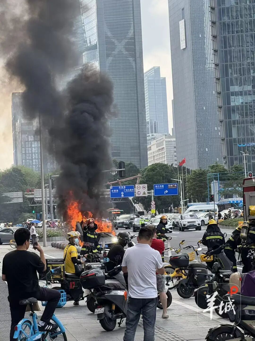 广州天河金穗路一辆兰博基尼起火，现场浓烟滚滚，目击者称：有几次燃爆声音