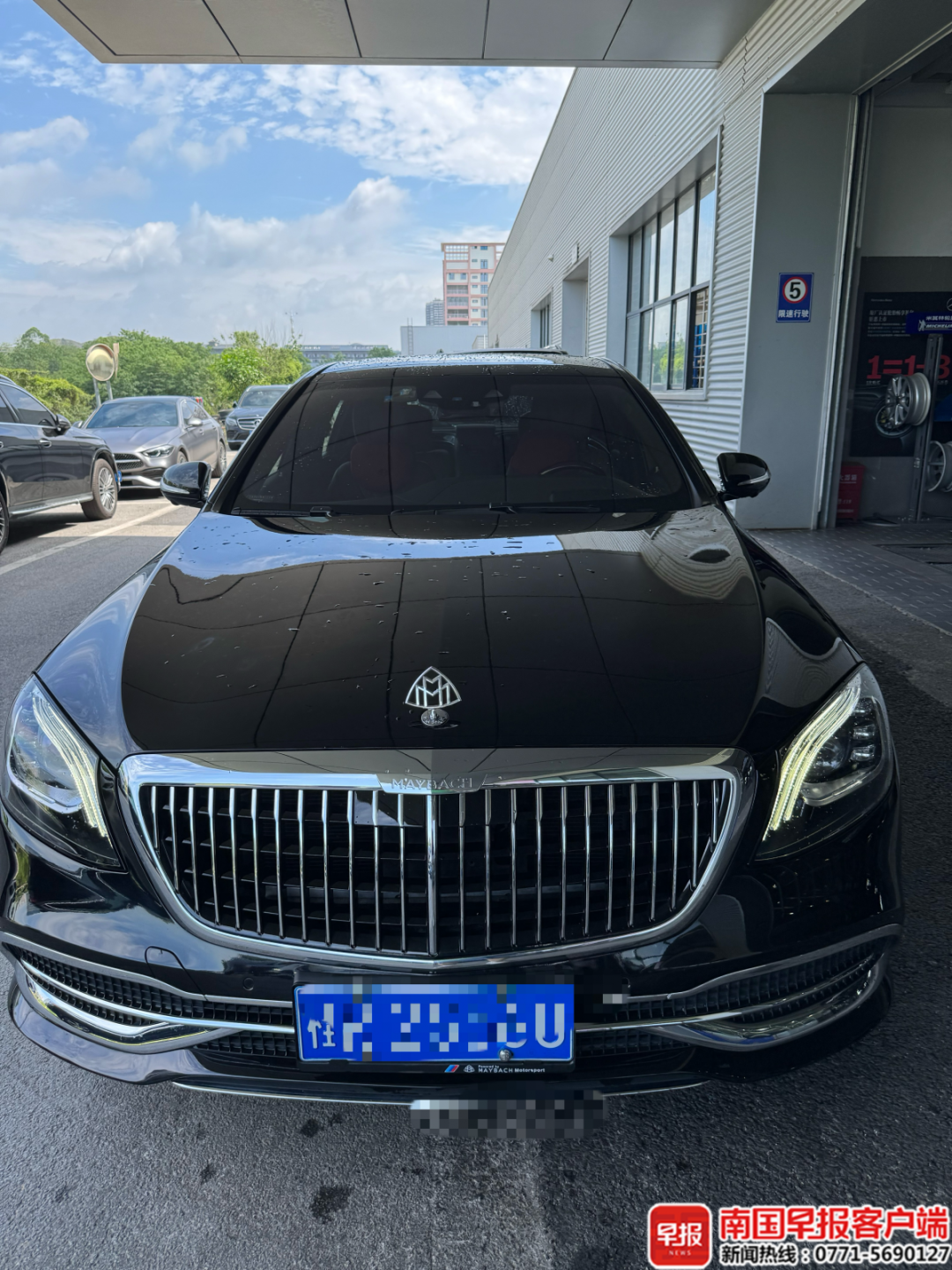贵港一男子花2.28万更换迈巴赫天窗后，怀疑非原厂产品，记者实地采访遭4S店报警阻拦！丨望远近