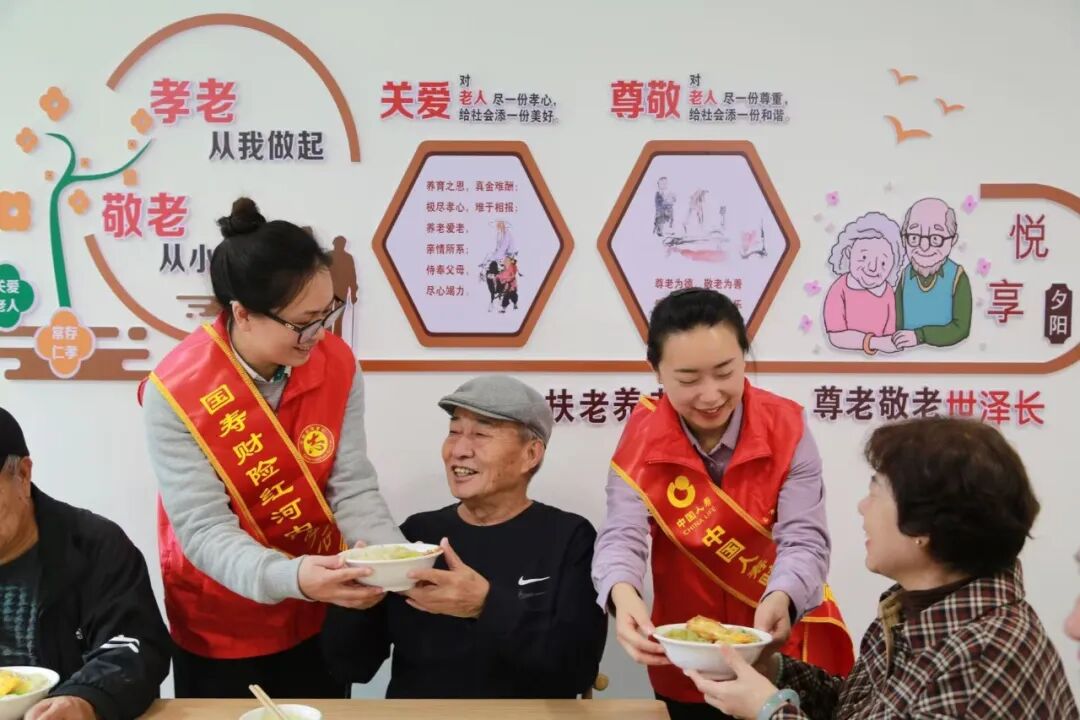 中国人寿财险志愿者组织开展敬老活动。